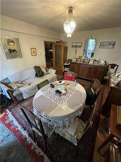Apartament cu 3 camere semidecomandat în Central