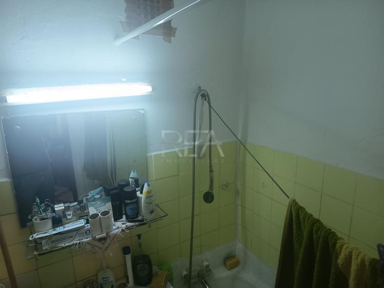 Apartament cu 3 camere semidecomandat în Berceni