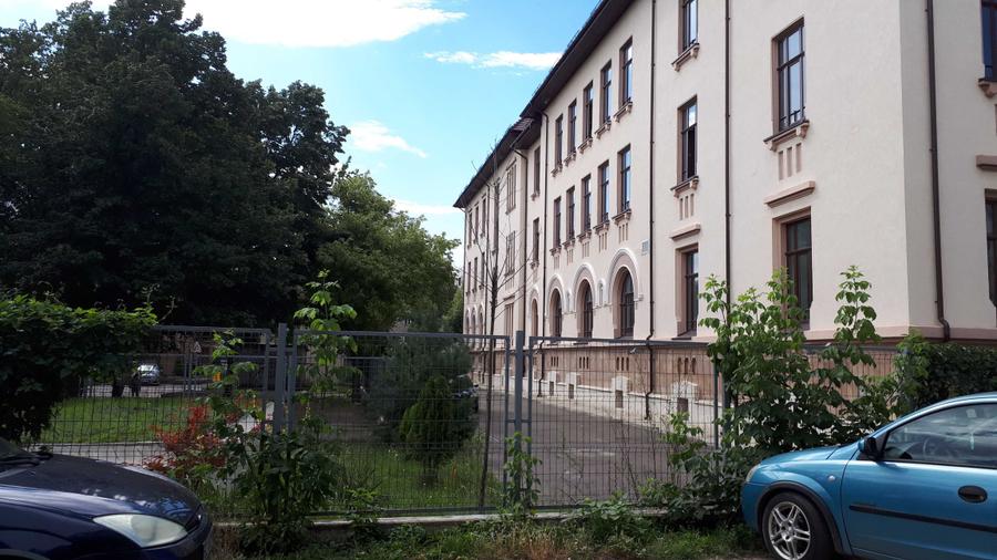 Apartament cu 3 camere semidecomandat în Bălcescu