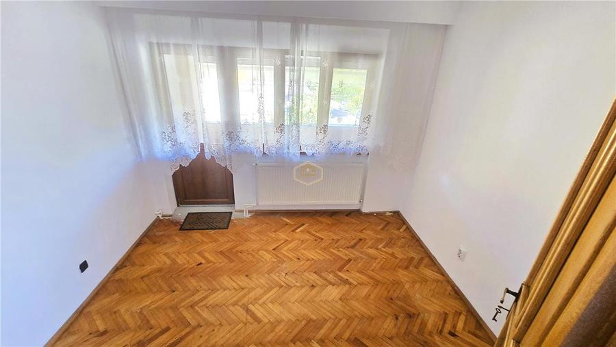 Casă individuală cu 7 camere cu Canalizare în Central