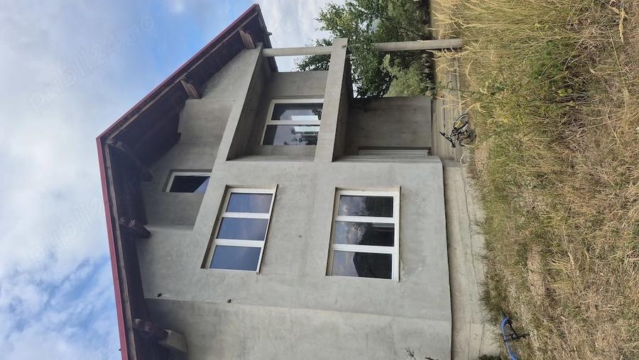 Casă cu Teren 4672 Mp în Central
