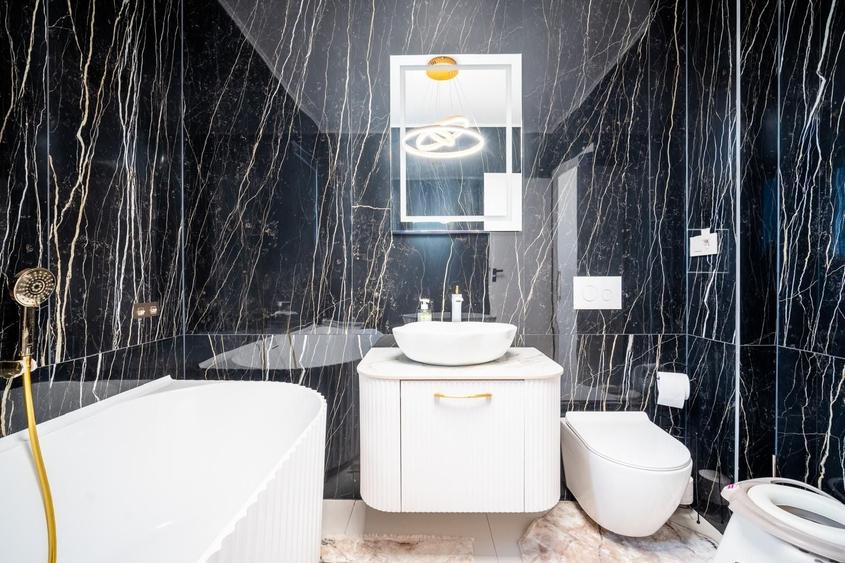 Duplex cu 8 camere cu Canalizare în Central