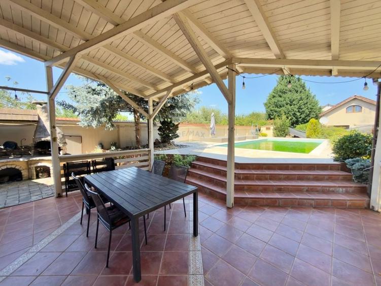 Casă individuală cu 5 camere cu Piscina în Gai