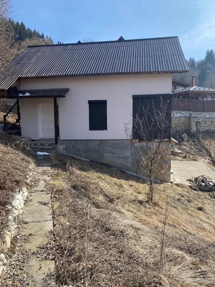 Casă cu 3 camere în Podu Dâmboviței
