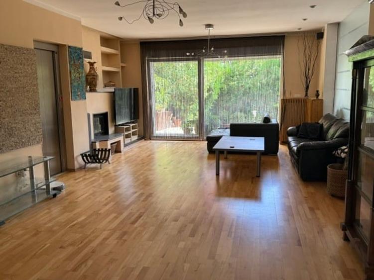 Duplex cu 7 camere cu Canalizare în Central