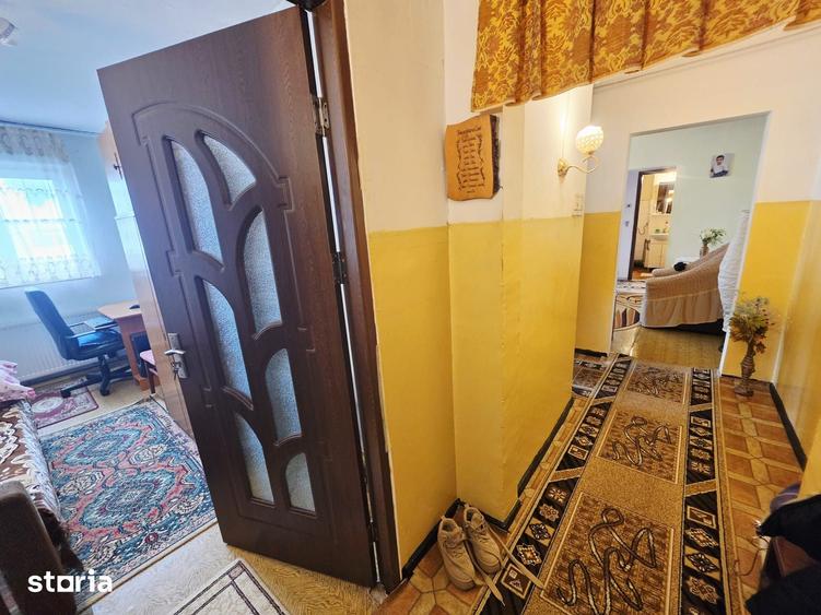 Apartament cu 3 camere semidecomandat, mobilat în Central