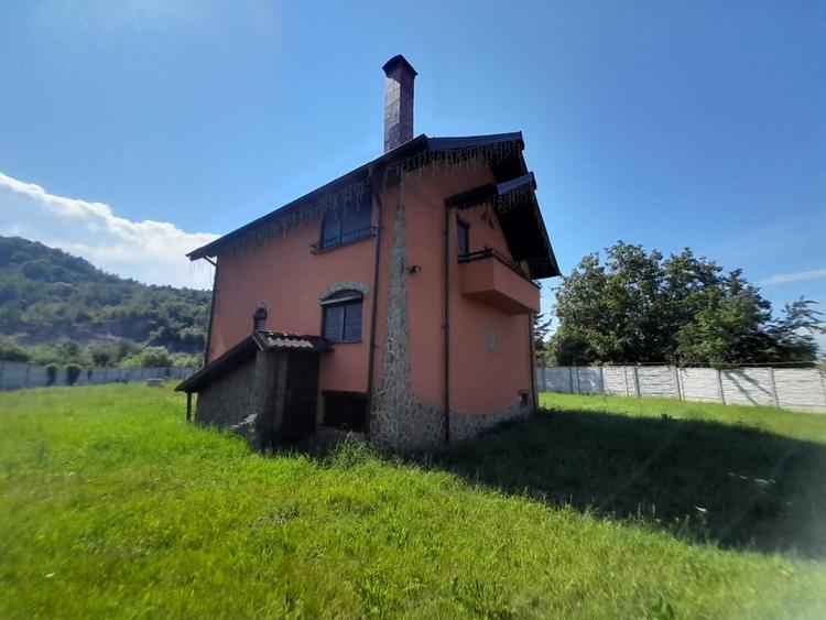 Casă individuală cu 5 camere cu Canalizare în Nord