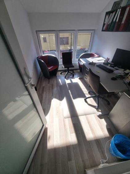 Casă individuală cu 15 camere cu Canalizare în Dâmbul Rotund