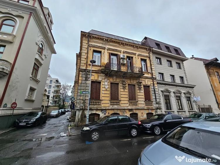 Apartament cu 6 camere decomandat în Calea Victoriei