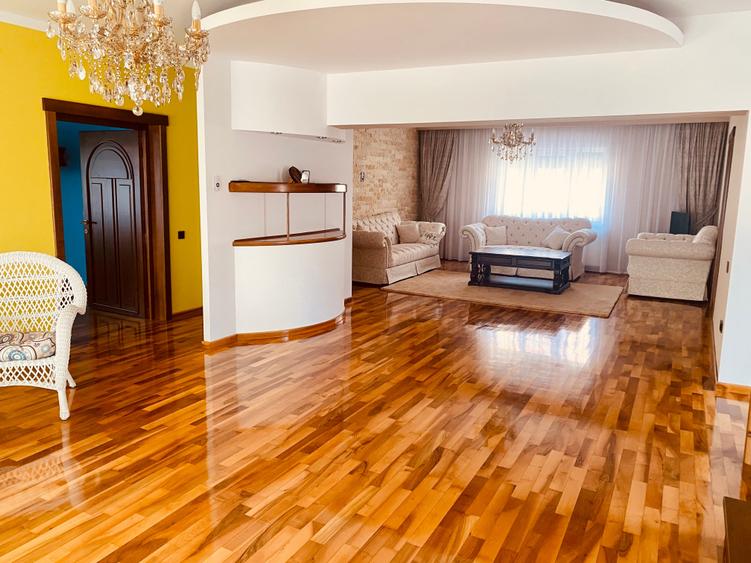 Casă individuală cu 9 camere cu Canalizare în Central