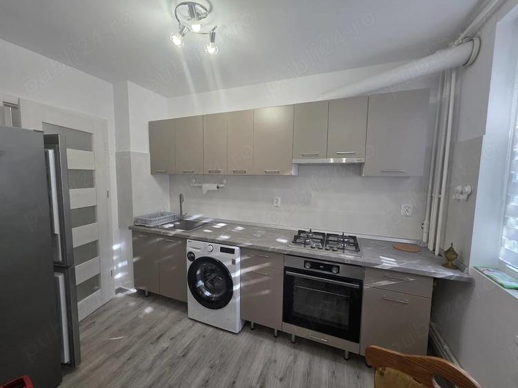 Apartament cu 3 camere semidecomandat în Titan