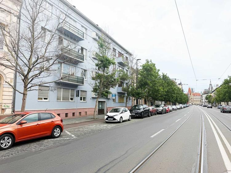 Apartament cu 3 camere semidecomandat, mobilat în Horea