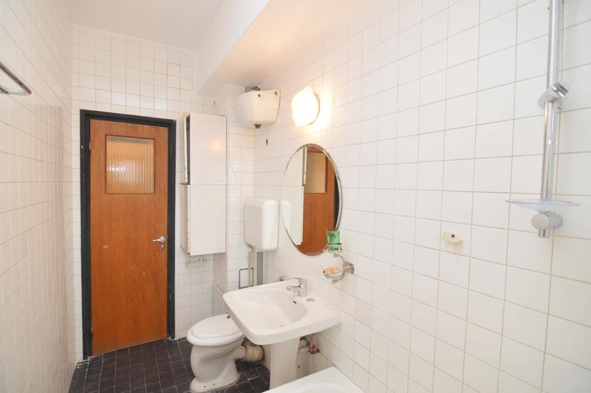 Apartament cu 4 camere semidecomandat în Cișmigiu