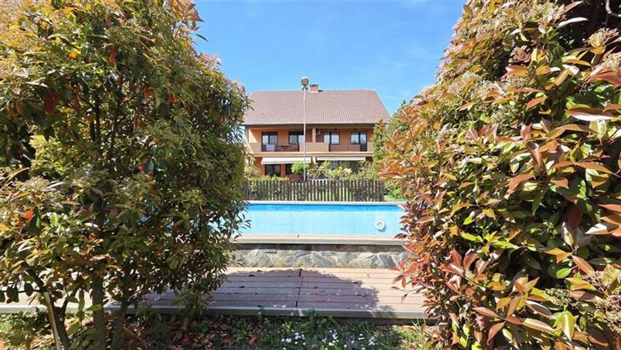 Casă individuală cu 8 camere cu Canalizare în Girocului