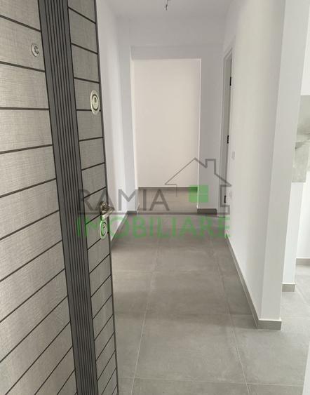 Apartament cu 4 camere decomandat în Tractorul