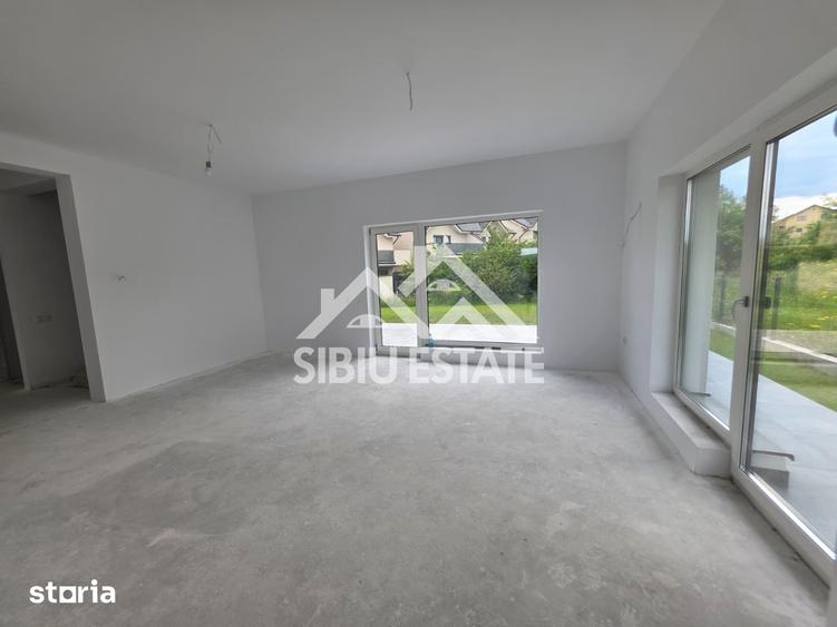 Casă cu 5 camere cu Teren 486 Mp în Cristian