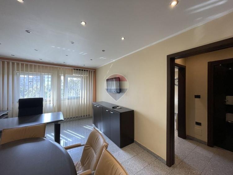Apartament cu 4 camere semidecomandat, mobilat în P-ța Unirii