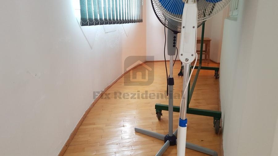 Casă individuală cu 9 camere cu Canalizare în Central
