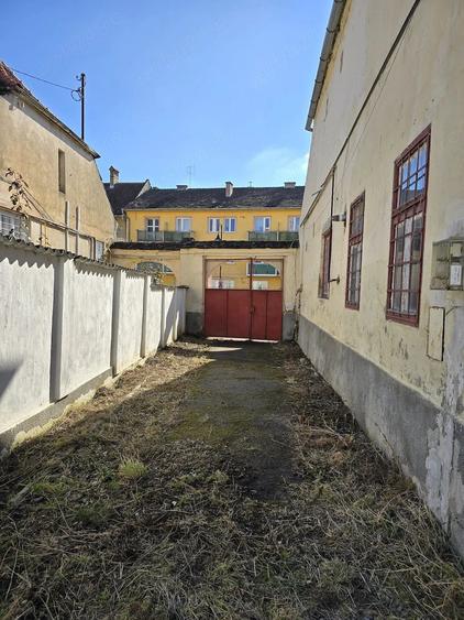 Casă cu Teren 2412 Mp în Ultracentral