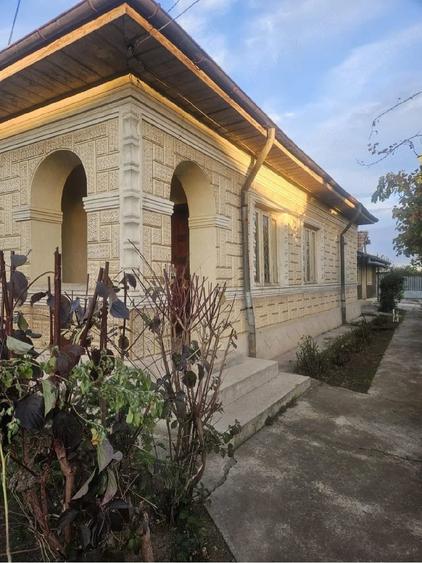 Casă cu 3 camere cu Teren 3500 Mp în Central