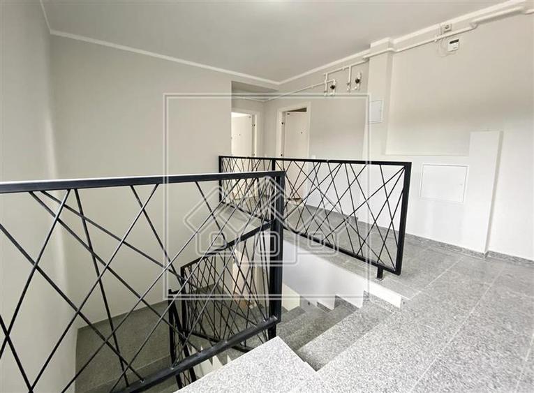 Penthouse cu 3 camere semidecomandat în Exterior Vest