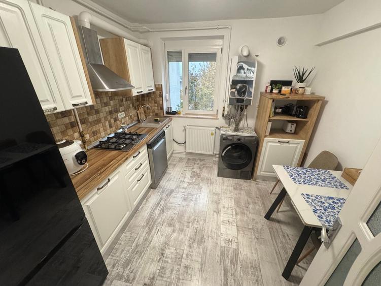 Apartament cu 3 camere decomandat, mobilat în Faleza Nord