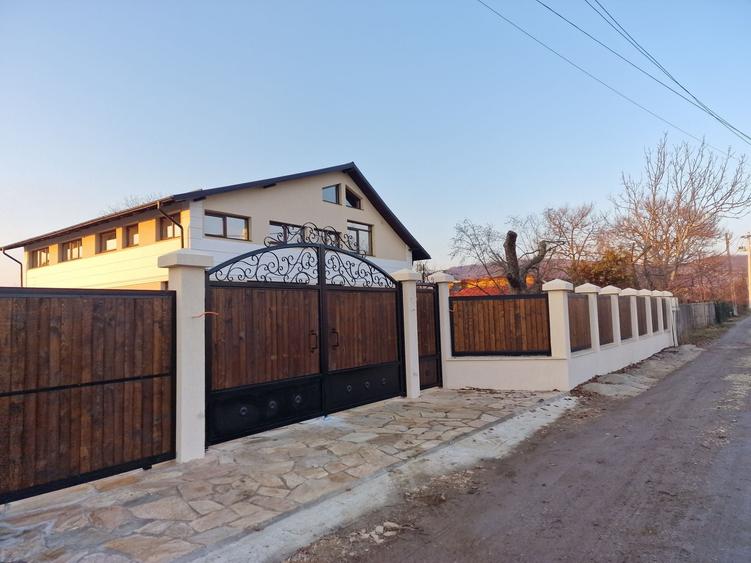 Casă cu 4 camere în Ciocănești