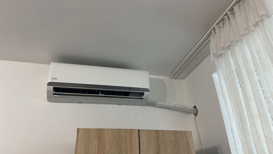 Apartament cu 3 camere semidecomandat în Punctele Cardinale