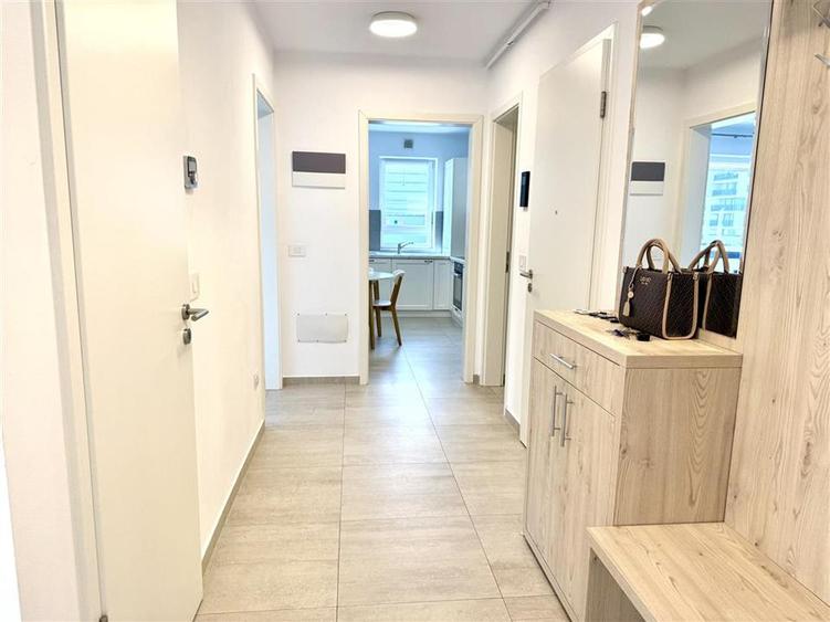 Apartament cu 3 camere decomandat în Tractorul