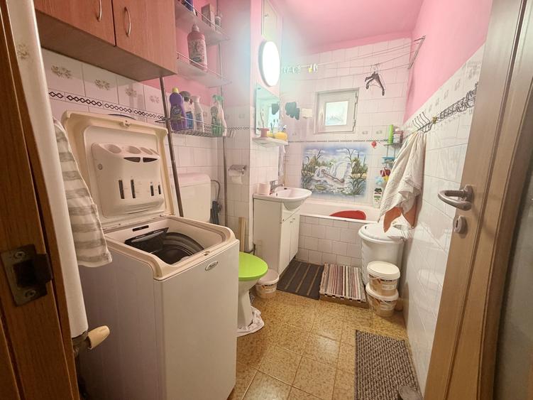 Apartament cu 3 camere semidecomandat în Aradului