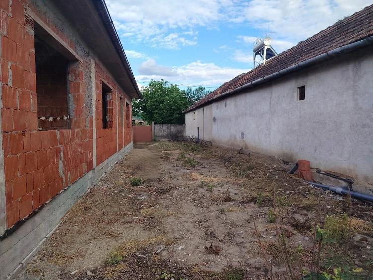 Casă cu 5 camere cu Teren 1600 Mp în Central