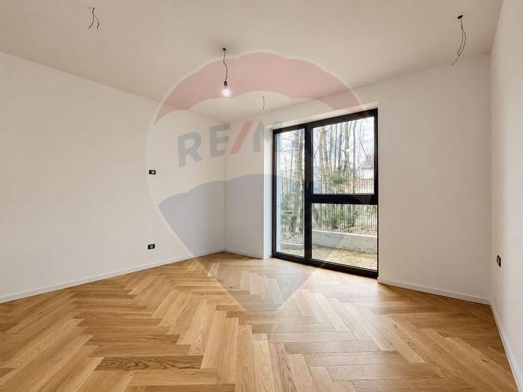 Apartament cu 3 camere decomandat în Calea Moroieni