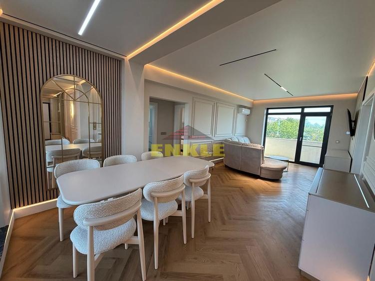 Apartament cu 4 camere semidecomandat în Central