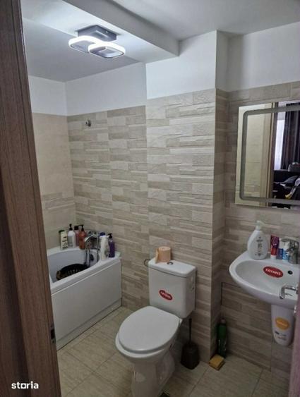 Apartament cu 3 camere semidecomandat în Fundeni