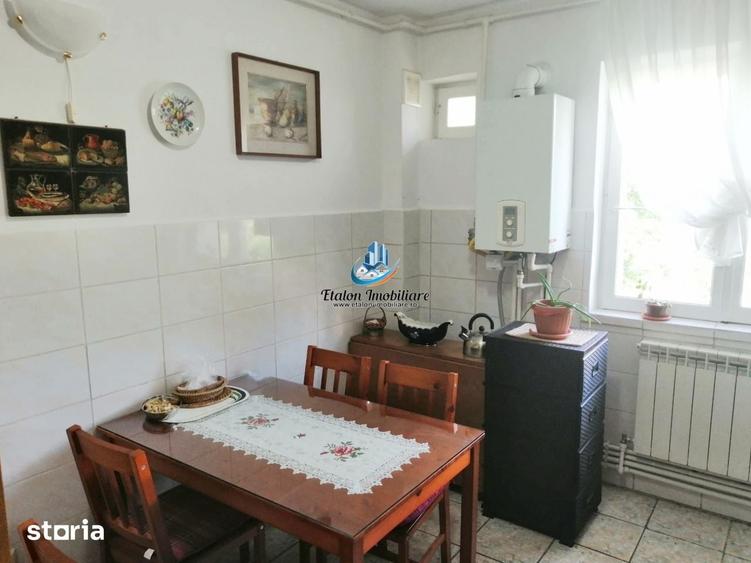 Apartament cu 3 camere decomandat în Est