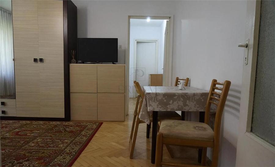 Apartament cu 3 camere semidecomandat, mobilat în Spitalul Județean