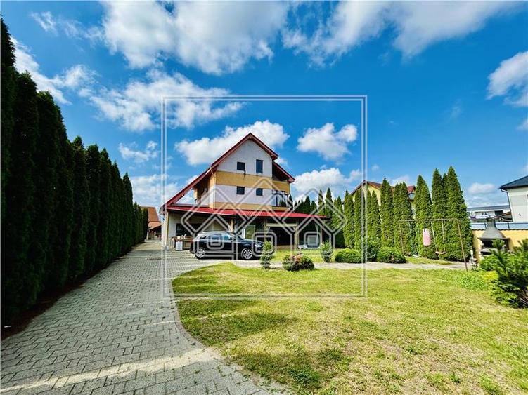 Casă individuală cu 7 camere cu Canalizare în Șelimbăr