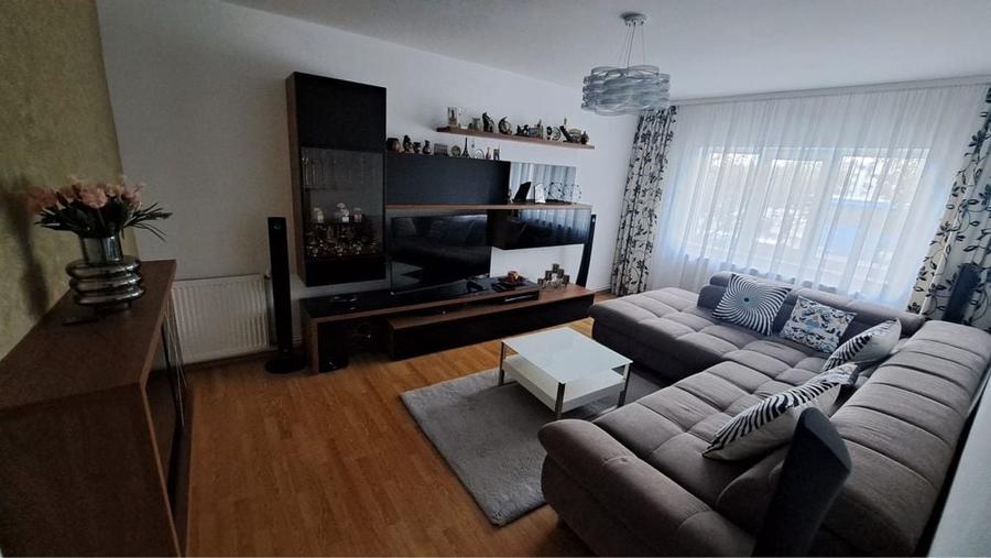 Apartament cu 3 camere decomandat în Central