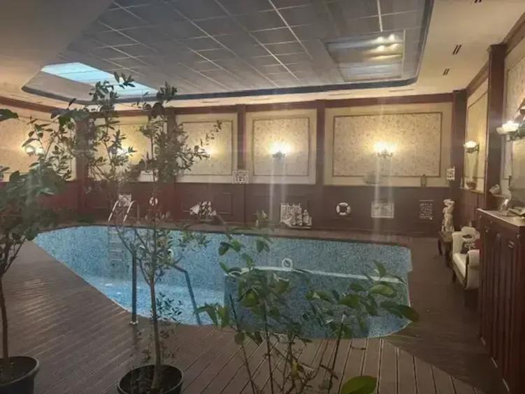 Casă cu 12 camere cu Piscina în Unirii
