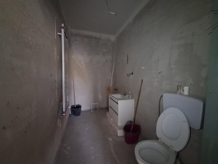 Apartament cu 3 camere semidecomandat în Florești