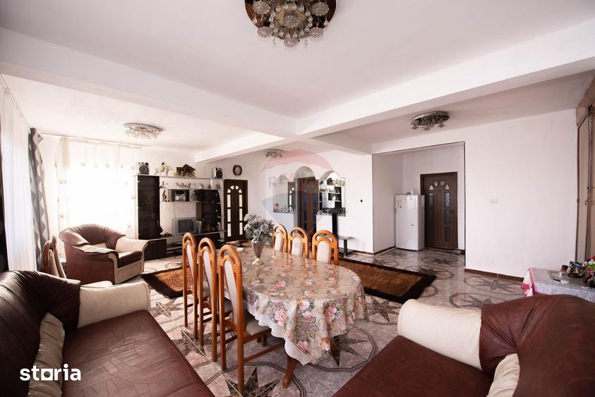 Casă cu 7 camere cu Teren 466 Mp în Central