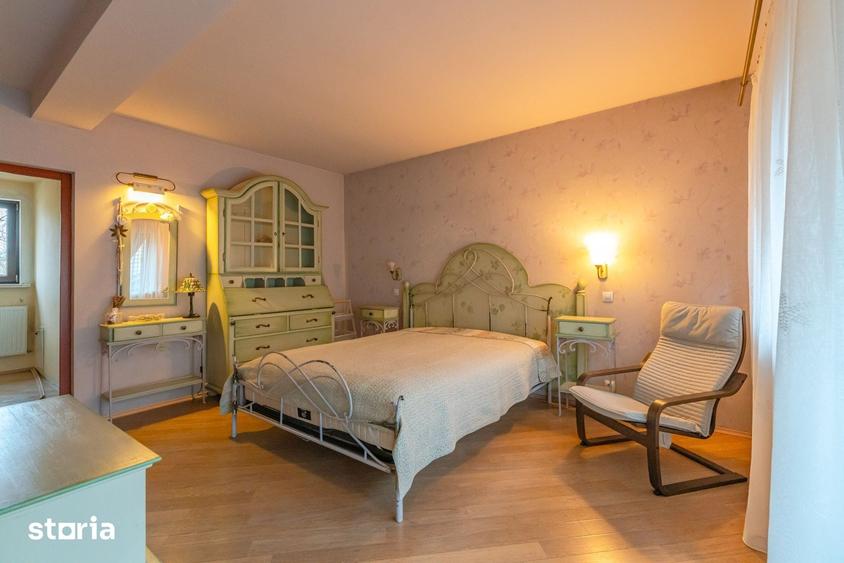 Casă cu 7 camere cu Teren 280 Mp în Central