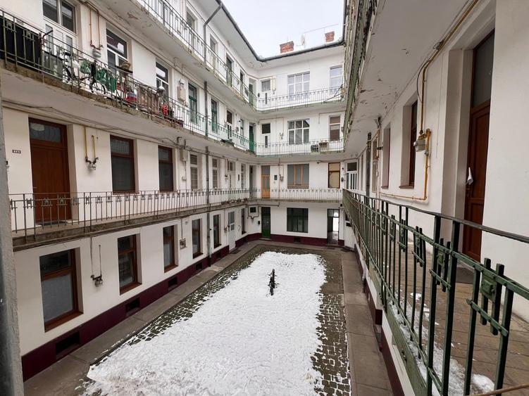 De vânzare apartament 3 camere zona semicentrală - 12
