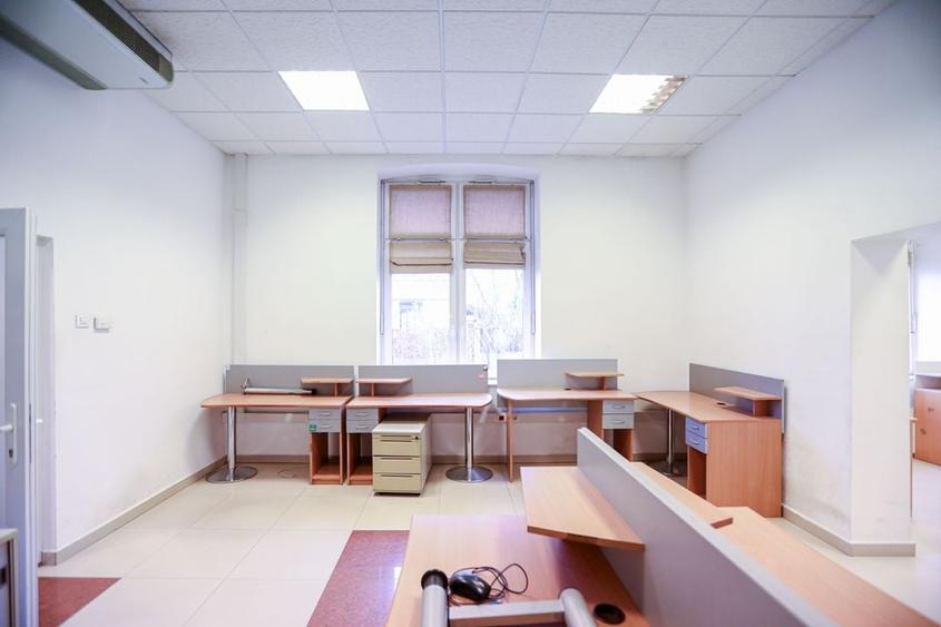 Birou, de 760 mp, în Central