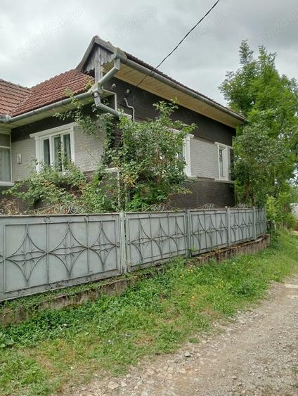 Casă cu 5 camere cu Teren 1500 Mp în Călățele