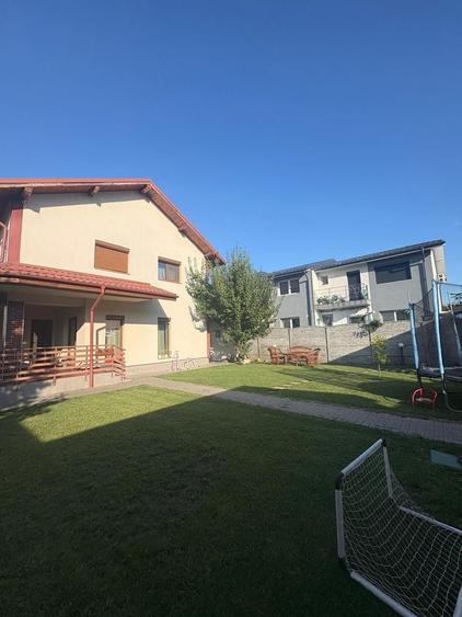 Casă individuală cu 7 camere cu Canalizare în Nord-Est