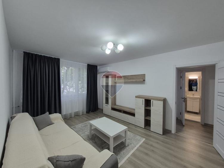 Apartament cu 3 camere semidecomandat, mobilat în Sălaj