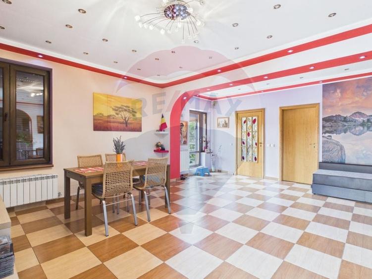 Casă cu 6 camere cu Teren 1226 Mp în Central