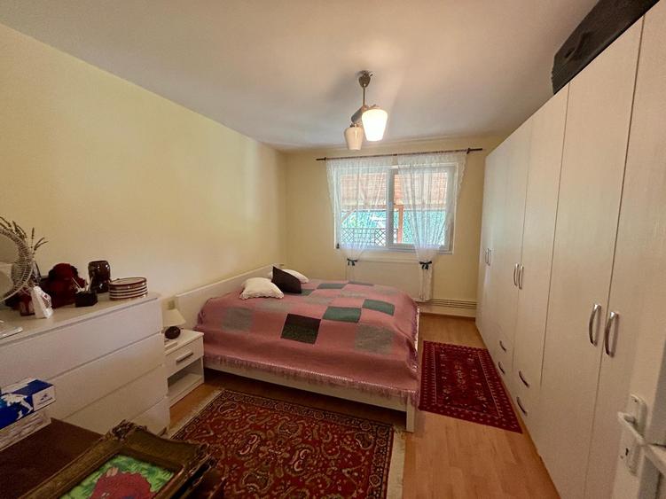 Casă cu 2 camere cu Garaj în Central