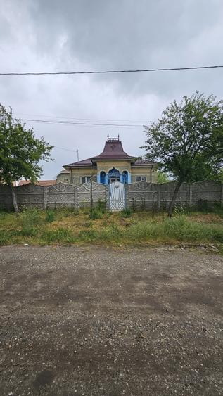 Casă cu 4 camere cu Teren 1500 Mp în Urzica